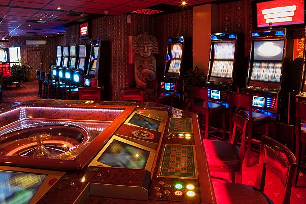 Dealer spins; multipliers apply only to the winning straight-bet number Lightning Roulette wheel spinning with ball in motion, live dealer visible